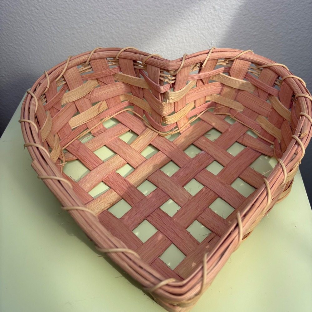 Vintage Unbranded Pink Heart Basket Coquette Cottagecore Woven Wood
